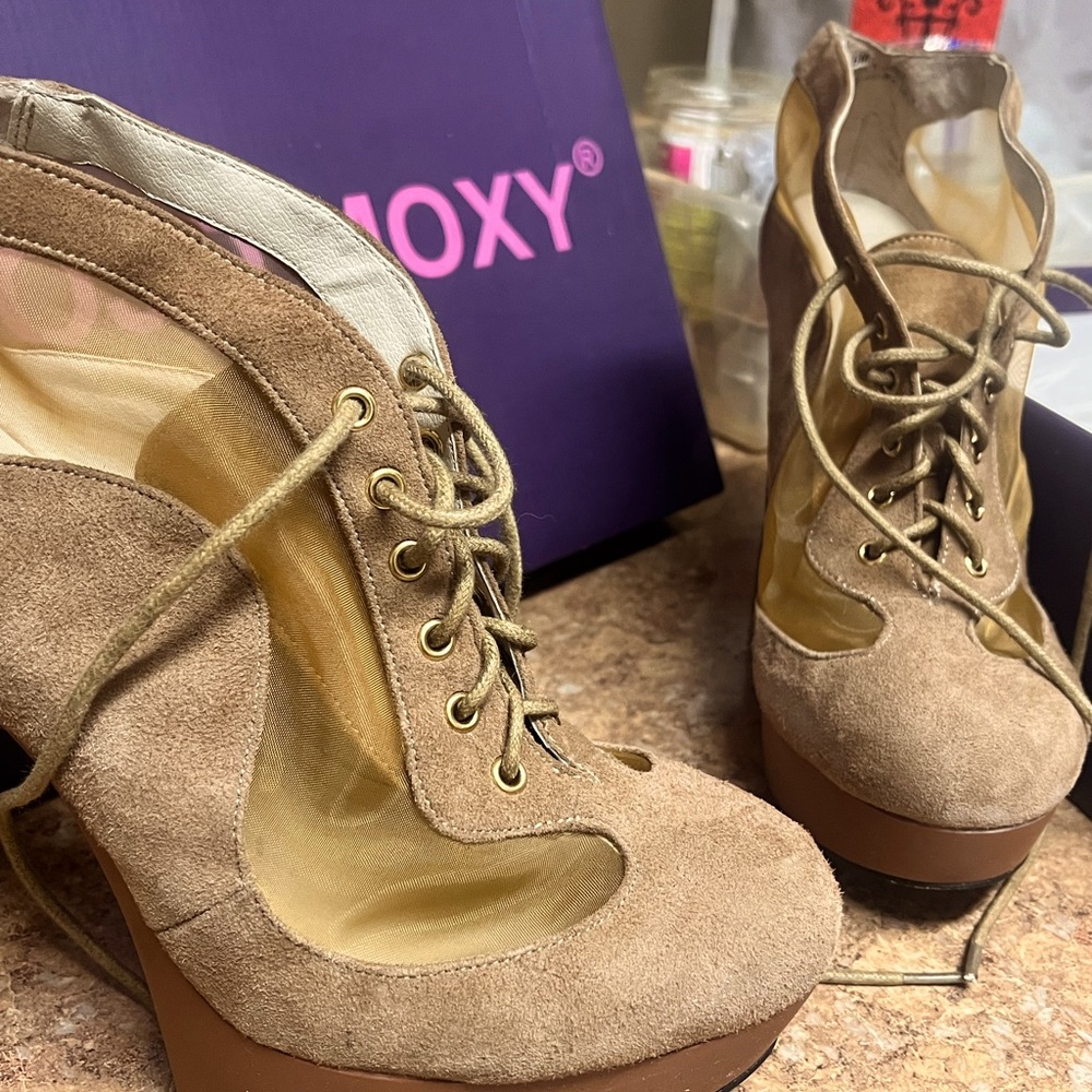 Mojo Moxy platform pumps.